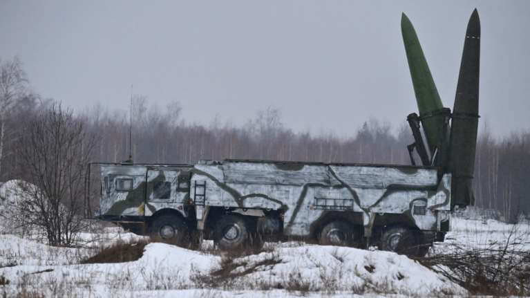 "Ψυχρός πόλεμος" στην Ουκρανία: Επιθέσεις καταγγέλλουν οι αυτονομιστές - Μετακινούν βομβαρδιστικά οι Ρώσοι - Νέα παρέμβαση Μπάιντεν