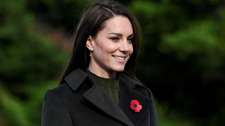 Κέιτ Μίντλετον: Με πλεκτό μίντι φόρεμα από τα Mango και croc-embossed τσάντα Jimmy Choo