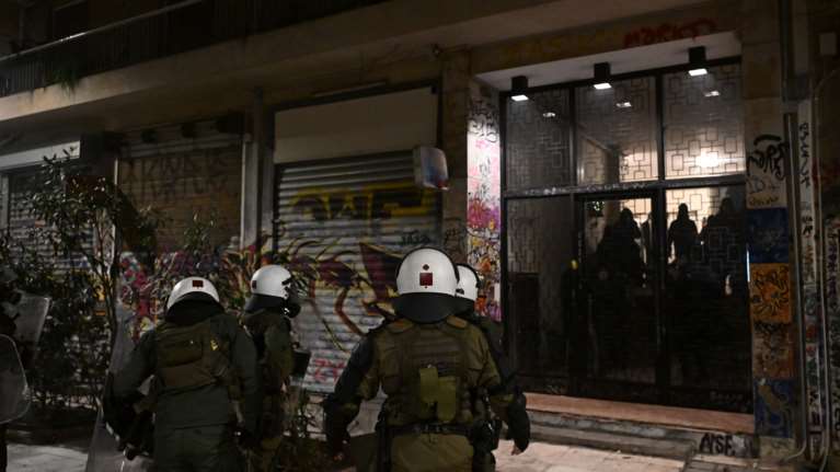 Καταδρομική επίθεση με μολότοφ κατά αστυνομικών στα Εξάρχεια – 17 προσαγωγές, αφέθηκαν όλοι ελεύθεροι