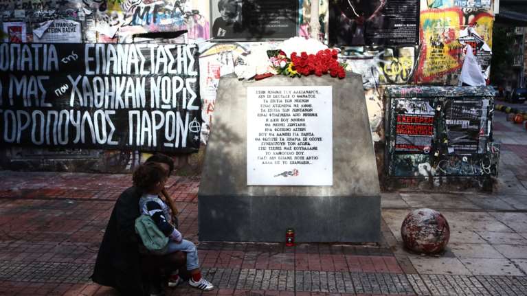 Επέτειος Γρηγορόπουλου: Πολίτες αφήνουν λουλούδια στο μνημείο στα Εξάρχεια [βίντεο]