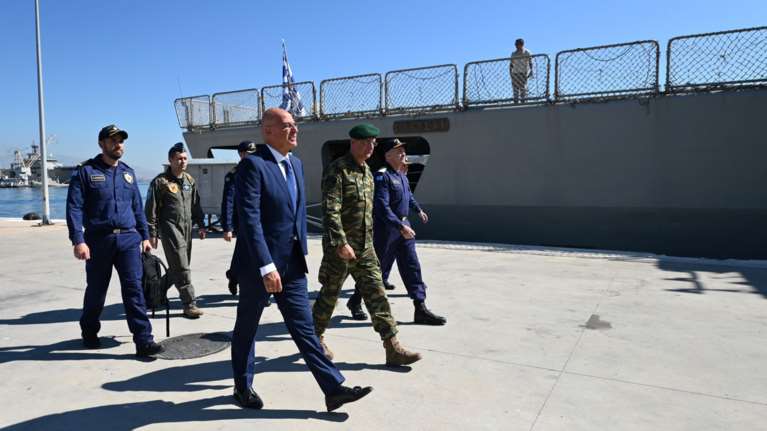 Επίσκεψη Δένδια στη φρεγάτα &quot;Σπέτσαι&quot; πριν αναχωρήσει για Ερυθρά Θάλασσα - Ο αντι-drone θόλος &quot;Κένταυρος&quot; [εικόνες]