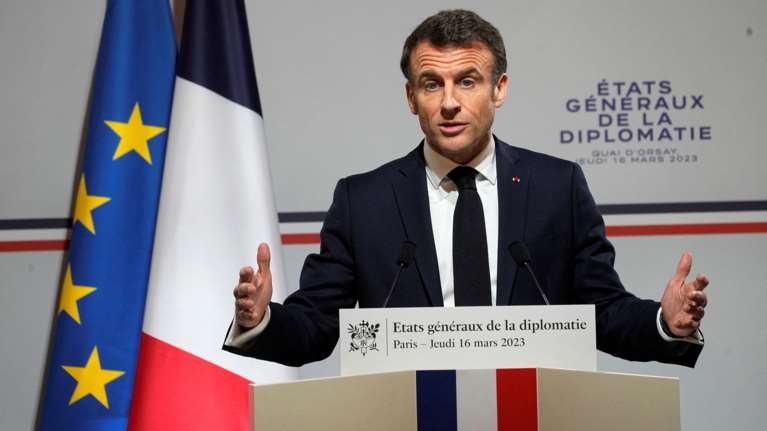 Οργή στη Γαλλία για τις αλλαγές στο ασφαλιστικό - Συνέντευξη Μακρόν αφού &quot;επέζησε&quot; μετά τις δύο προτάσεις μομφής