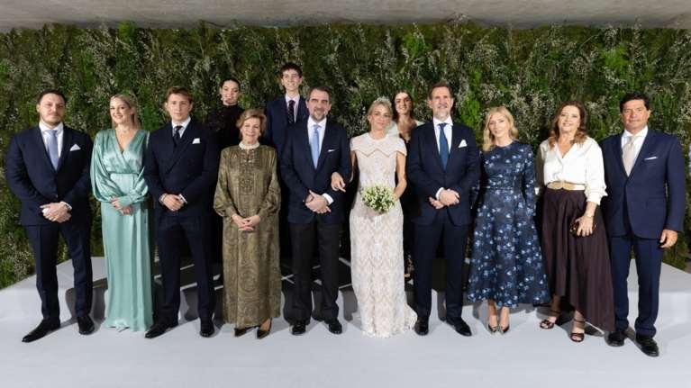 Νικόλαος - Χρυσή Βαρδινογιάννη: Οι πρώτες φωτογραφίες του γάμου μέσα από την εκκλησία και το επίσημο οικογενειακό πορτρέτο