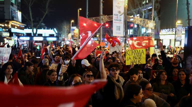 Εκρέμ Ιμάμογλου: Η αντιπολίτευση καλεί να γενικευτούν οι μαζικές κινητοποιήσεις στην Τουρκία