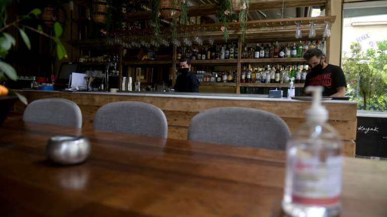 Εστίαση: Τι σημαίνει "ημιυπαίθρια επιφάνεια", τι ισχύει με τον εσωτερικό χώρο - Διευκρινίσεις από το Υπ. Ανάπτυξης