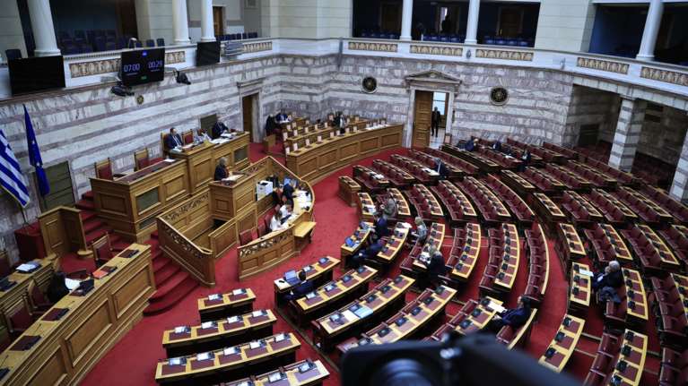 Live η συζήτηση στη Βουλή για τα μη κρατικά πανεπιστήμια - Κόντρες και αντιπαραθέσεις