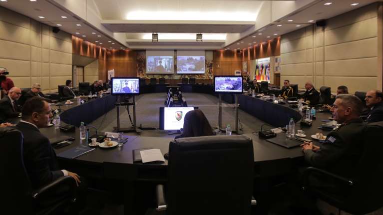 Η Σακελλαροπούλου στο Πεντάγωνο: Συζήτησε με γυναίκα ανθυπολοχαγό στον Έβρο μέσω τηλεδιάσκεψης