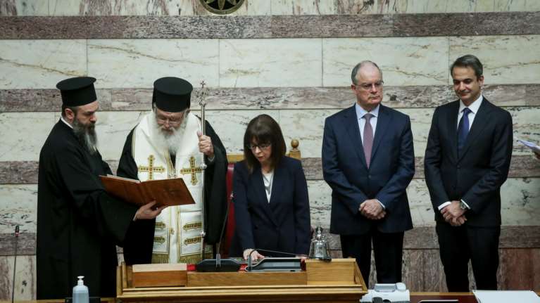 Τα παραλειπόμενα της ορκωμοσίας: Το σαρδάμ του Νικήτα, αντισηπτικά και χωρίς χειραψίες