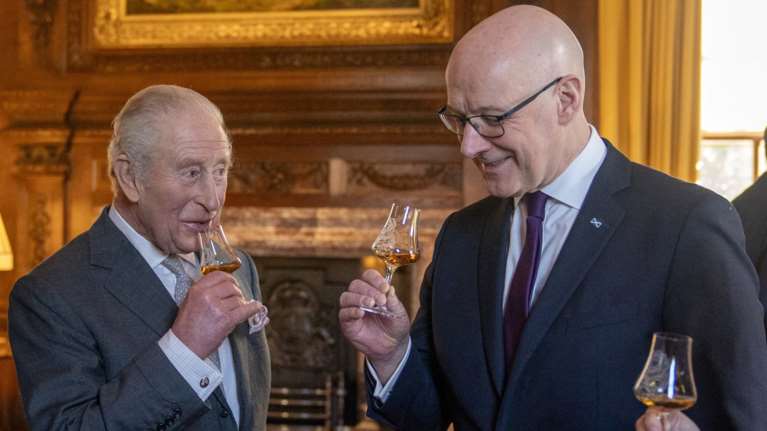 Βασιλιάς Κάρολος: Η "αμαρτία" στην οποία δεν μπόρεσε να αντισταθεί - Κατά την επίσκεψή του στη Σκωτία