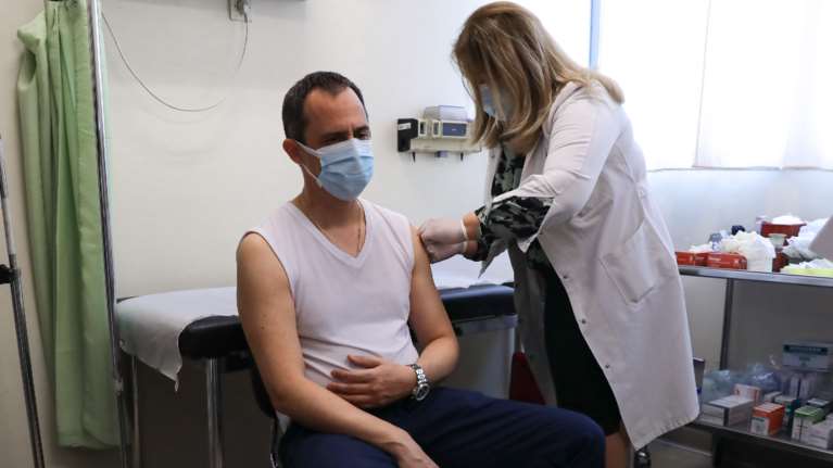 EMA: &quot;Ναι&quot; σε τρίτη δόση του εμβολίου για τους άνω των 18 - Τι ισχύει για ευπαθείς ομάδες