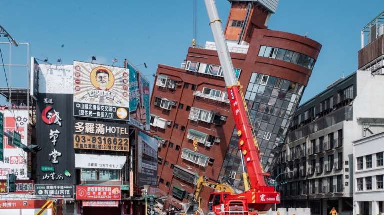 Σεισμός στην Ταϊβάν: Η στιγμή που καταρρέει 10ώροφο κτίριο από τα 7,5 Ρίχτερ - Έντρομοι κάτοικοι τρέχουν να σωθούν [βίντεο]