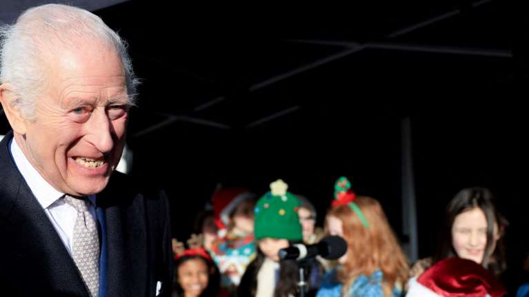 &quot;Είμαι ακόμα ζωντανός&quot;: Η αφοπλιστική απάντηση του βασιλιά Καρόλου που έκανε χιούμορ για την υγεία του