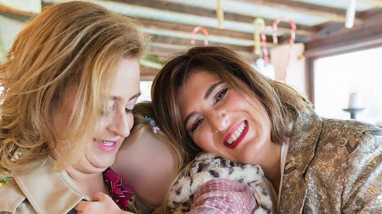 Η Χριστίνα και η Βικτώρια έχουν ένα παιδί, αλλά η Ελλάδα δεν τους αναγνωρίζει ως οικογένεια