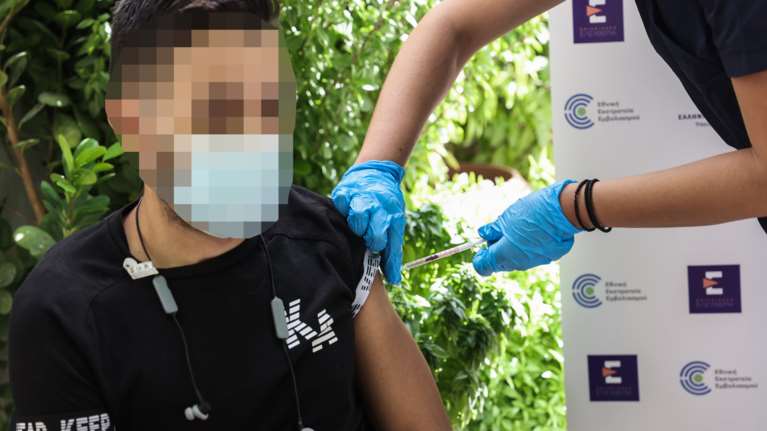 Εμβολιασμός παιδιών: Τα οφέλη, οι παρενέργειες και οι φόβοι των γονέων - Οι ειδικοί απαντούν