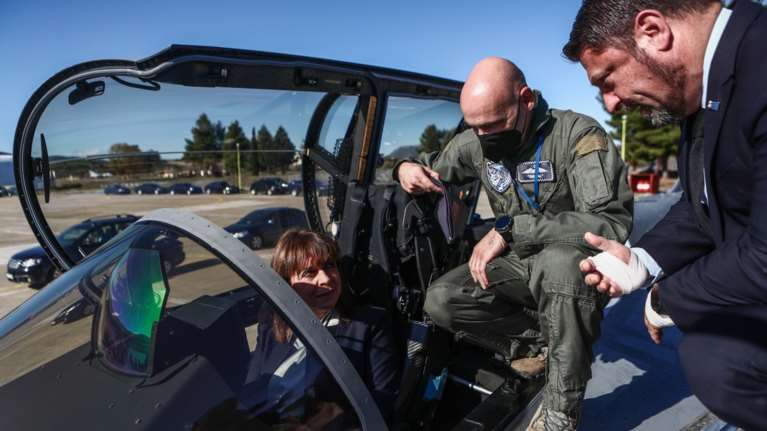 Κατερίνα Σακελλαροπούλου: Μπήκε σε πιλοτήριο Rafale- Επισκέφθηκε την 332 Μοίρα στην Τανάγρα [εικόνες - βίντεο]