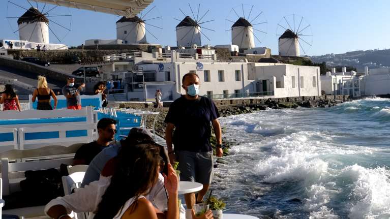 Μύκονος: &quot;Μούχλα και κατσαρίδες στα δωμάτια&quot; - Νέα καταγγελία για τις συνθήκες διαβίωσης εργαζομένων [βίντεο]
