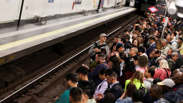 Αλαλούμ για το μπλακ άουτ στην Ισπανία: Ξεκινά δικαστική έρευνα, το σενάριο για τα φωτοβολταϊκά και η διάψευση Σάντσεθ