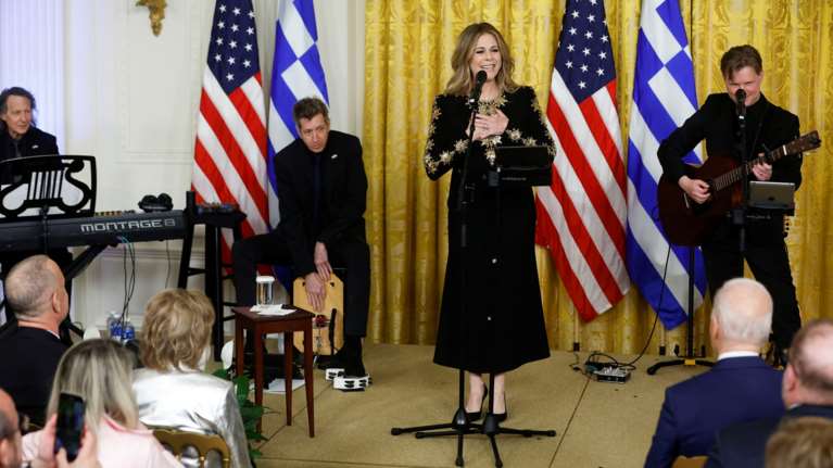Λευκός Οίκος: Η Ρίτα Γουίλσον τραγούδησε Κόκοτα στη δεξίωση του Μπάιντεν για την 25η Μαρτίου [εικόνες - βίντεο]