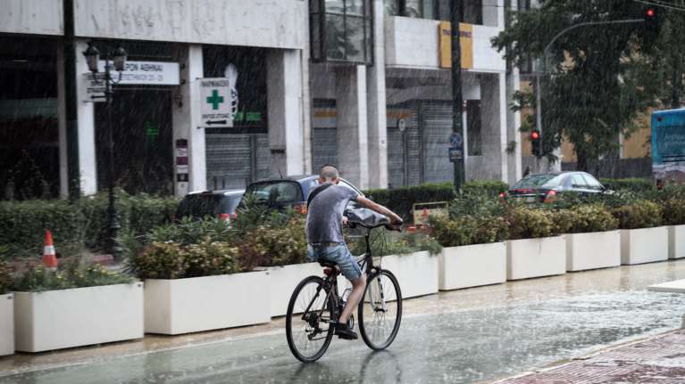 Καταιγίδες και πτώση της θερμοκρασίας όλη την εβδομάδα - Ποια ημέρα θα είναι η πιο επικίνδυνη