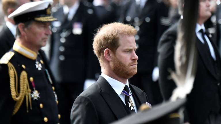 Νέα &quot;βόμβα&quot; από τον πρίγκιπα Χάρι: Δοκίμασε στα 17 του κοκαΐνη- Η αντίδραση του βασιλιά Κάρολου