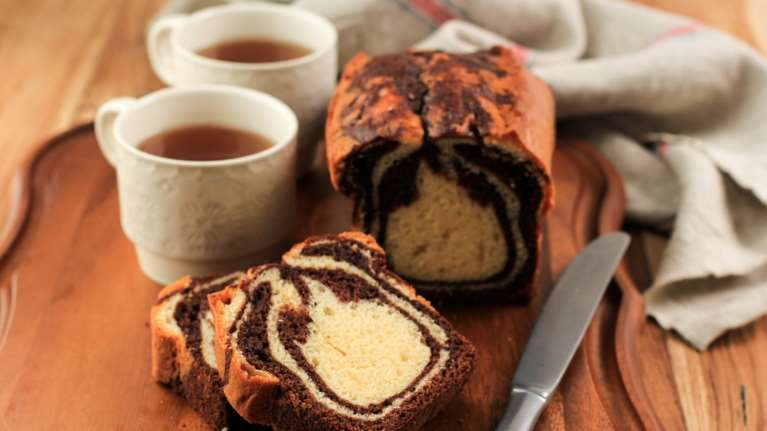 Πετρετζίκης: Η πιο γευστική και εύκολη συνταγή για το αγαπημένο κέικ βανίλια - σοκολάτα