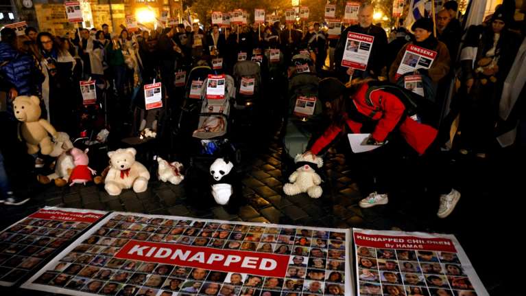 Ισραήλ: "Σταματήστε τις μάχες και διαπραγματευτείτε", ζητούν οικογένειες ομήρων