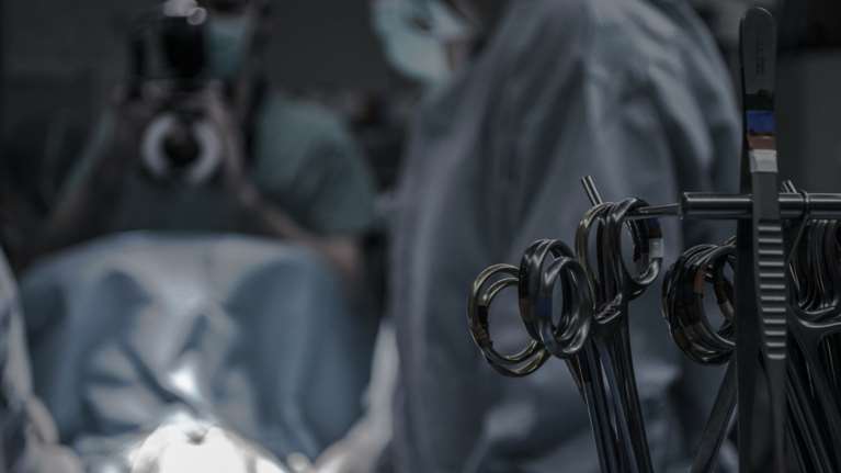 Κόρινθος: Τα πρώτα λόγια του γιατρού για το ψαλίδι που "ξέμεινε" στην κοιλιά ασθενούς - "Δεν τον επηρέασε σε τίποτα"