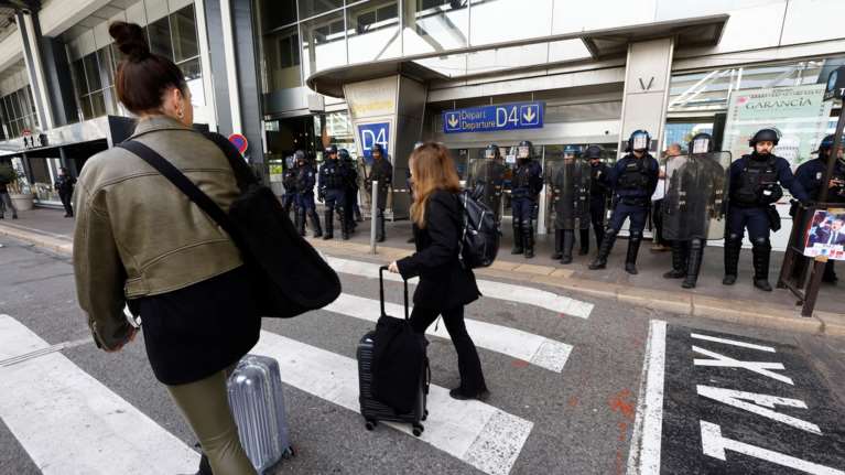 Γαλλία: Χάος στα αεροδρόμια και ακυρώσεις πτήσεων λόγω της απεργίας για το ασφαλιστικό