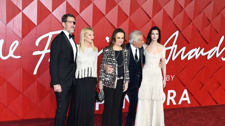 Μαρί Σαντάλ - Αν Χάθαγουέϊ: Μούσες του Valentino στο κόκκινο χαλί με vintage looks από το 1993 και το 1992