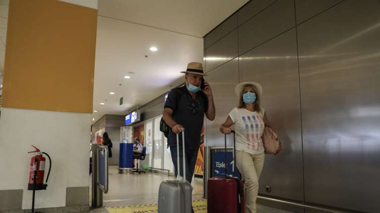 &quot;Καμπανάκι&quot; από λοιμοξιωλόγο για τη χρήση της μάσκας: Εχει γίνει ...ασορτί με το πηγούνι