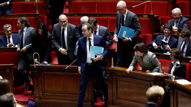 Γαλλία: Επιβίωσε ο πρωθυπουργός Λεκορνί- Απορρίφθηκαν και οι δυο προτάσεις μομφής, χάρη στους σοσιαλιστές