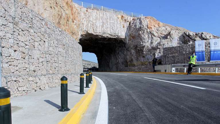 Κυκλοφοριακές ρυθμίσεις στις &quot;Τρύπες του Καραμανλή&quot;: Κλείνει ο δρόμος έως τις 24 Απριλίου λόγω έργων