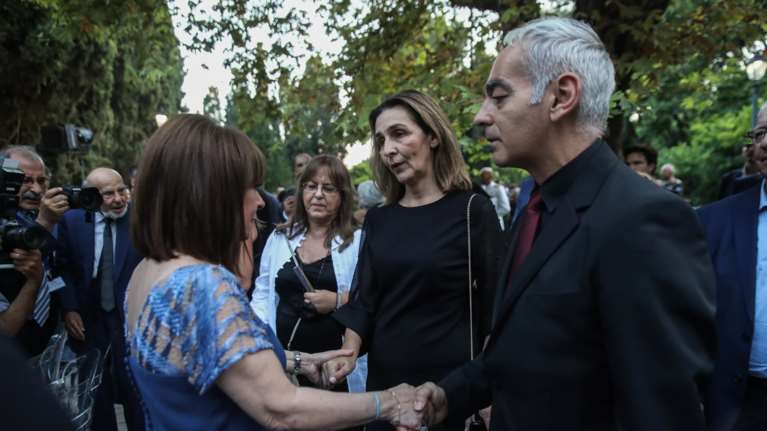Δεξίωση στο Προεδρικό Μέγαρο: Με τους γονείς του Άλκη συναντήθηκε η Κατερίνα Σακελλαροπούλου
