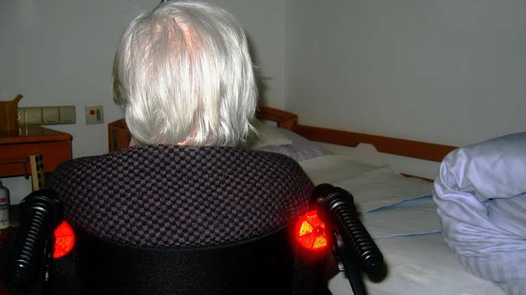 Τραγικό περιστατικό στο Βόλο: Ηλικιωμένη καθόταν πέντε ώρες με τον νεκρό αδελφό της