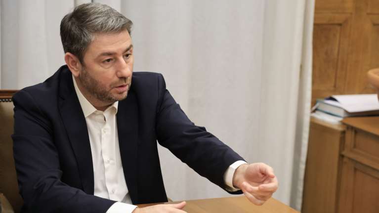 Σκληρό πρέσινγκ του ΠΑΣΟΚ στην κυβέρνηση για τις τράπεζες: "Γιατί αρνούνται να μπει μισό δισ. στα κρατικά ταμεία;"