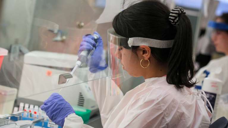 Κορονοϊός: Αρνείται κάθε ευθύνη η διευθύντρια Ινστιτούτου Ιολογίας της Ουχάν