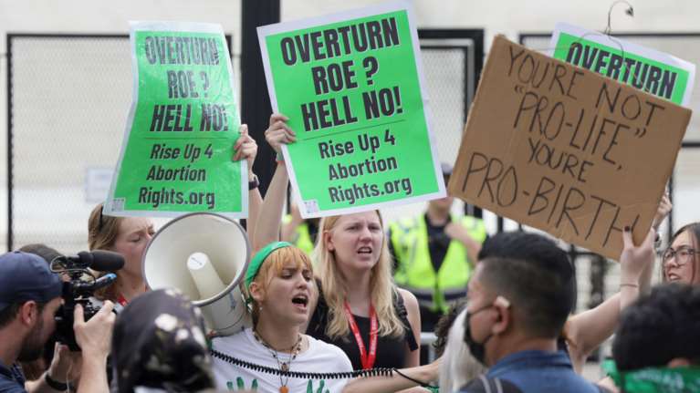 Reuters: Σε ποιες Πολιτείες των ΗΠΑ θα παραμείνουν νόμιμες οι αμβλώσεις - Πού θα απαγορευθούν