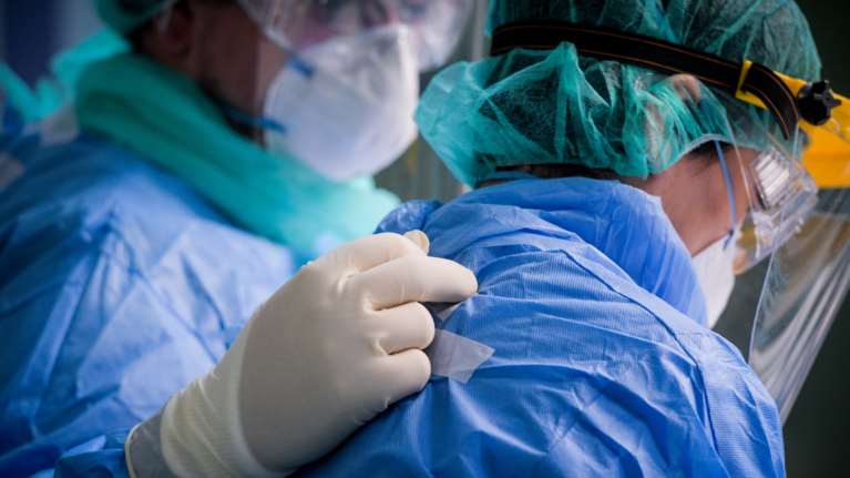 Κορονοϊός: 2.535 νέες μολύνσεις, οι 2 σε ανήλικους - Ρεκόρ με 672 διασωληνωμένους - 60 θάνατοι