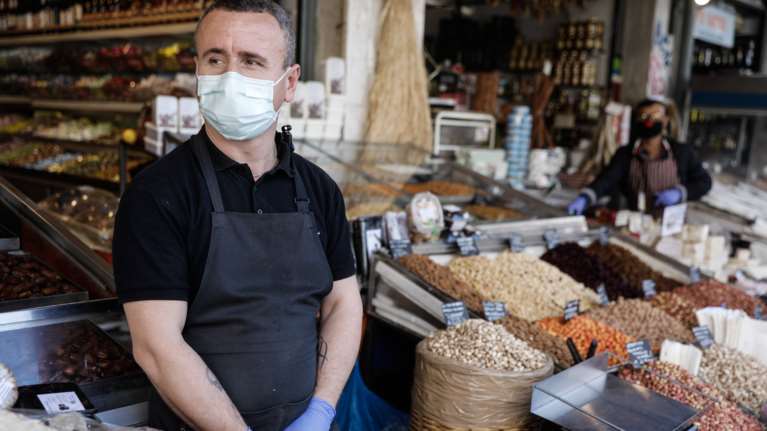 Άδεια η Βαρβάκειος- Ηλικιωμένοι οι λιγοστοί πελάτες, που όμως θα έπρεπε να μένουν στο σπίτι [βίντεο]