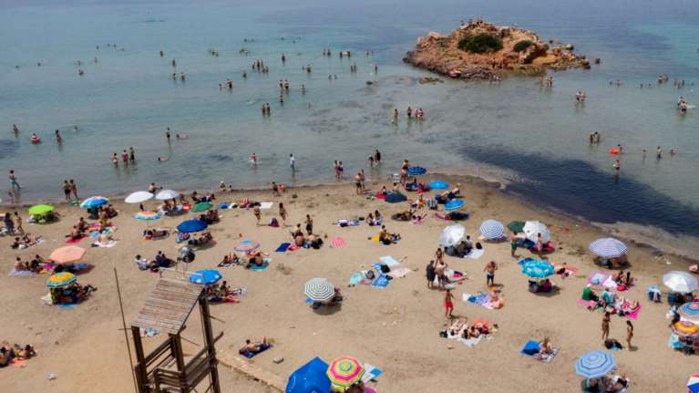 Guardian: Η Ελλάδα σκοπεύει να κεφαλαιοποιήσει το &quot;σπάνιο success story&quot; υπέρ του τουρισμού της