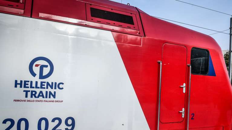 Κατερίνη: Ακινητοποιήθηκε τρένο της Hellenic Train με 58 επιβάτες λόγω... κλαδιών πάνω στη γραμμή
