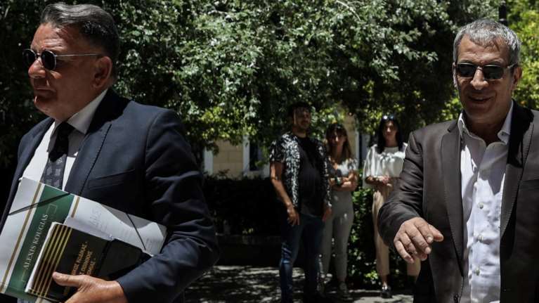 Θέμης Αδαμαντίδης: Στα δικαστήρια χαλαρός και με χαμόγελο ο τραγουδιστής- Μαζί του ο Αλεξης Κούγιας [Εικόνες, βίντεο]