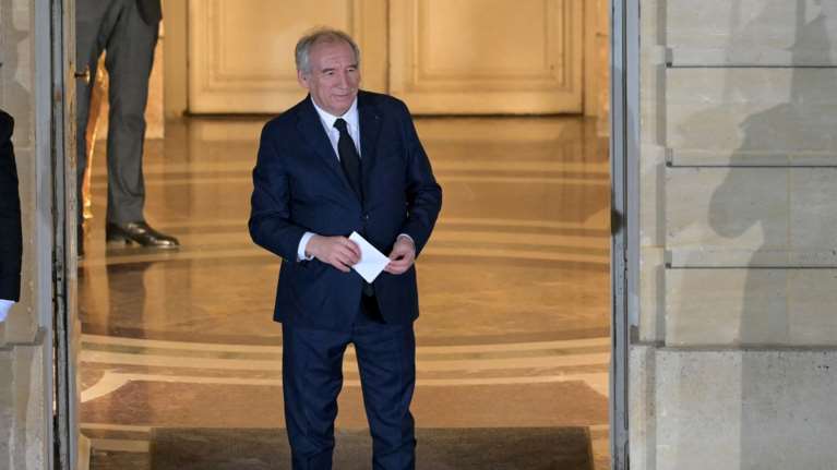 Γαλλία: Το παρασκήνιο πίσω από την επιλογή Μπαϊρού - Το τηλεφώνημα του Μακρόν στις πέντε το πρωί, ο καβγάς και οι απειλές