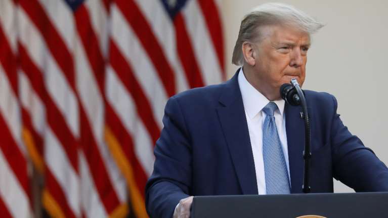 Απασφάλισε πάλι ο Τραμπ: Ψάχνουμε αν ο κορονοϊός ξέφυγε από κινεζικό εργαστήριο