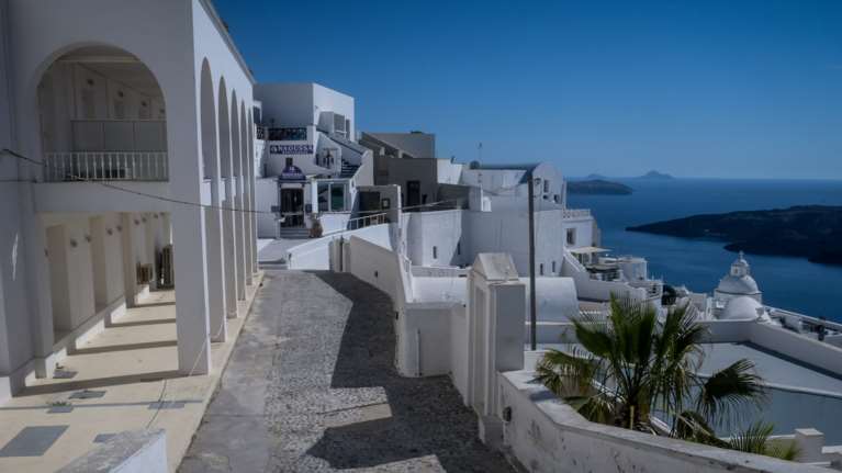 Αιφνιδιαστική έρευνα σε σπίτι πρώην διοικητή αστυνομικού τμήματος σε κοσμοπολίτικο νησί