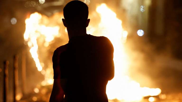 &quot;Καίγεται&quot; η Γαλλία για τον 17χρονο Ναέλ - Τεθωρακισμένα στους δρόμους, 1.000 συλλήψεις - Πυρπολήθηκαν οχήματα και κτίρια [Εικόνες]