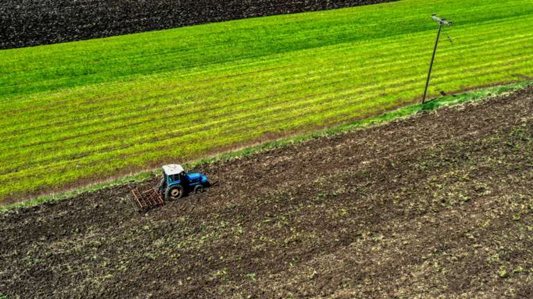 Μειώνεται ο ΦΠΑ στα αγροτικά μηχανήματα από 24 σε 13% - Τι προβλέπει η τροπολογία