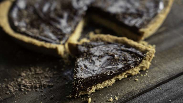 Η πιο εύκολη τάρτα σοκολάτας χωρίς ζάχαρη - Νηστίσιμη, πεντανόστιμη και δεν χρειάζεται ψήσιμο