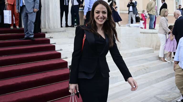 Αντιδράσεις στα social για τη δήλωση της Δόμνας Μιχαηλίδου ότι &quot;δεν πειράζει να περπατούν 1- 2 χλμ οι μαθητές για να πάνε σχολείο&quot;