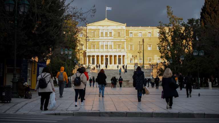 Κλείσιμο της χρονιάς με τέσσερις φορολογικές υποχρεώσεις αλλά και με επιδόματα - Τι πληρώνουμε, τι εισπράττουμε